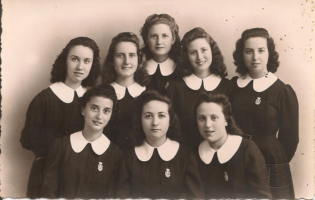 Maria (2a esq) amb companyes del col•legi La Puresa d’Ontinyent (1941)