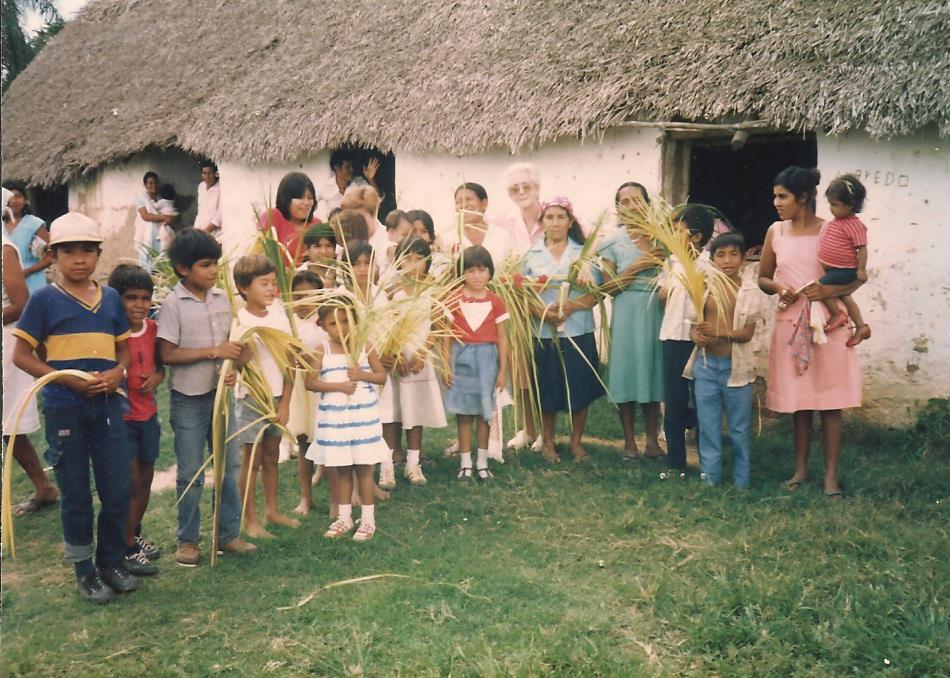 Diumenge de Rams, davant l’escola de la població (1986)