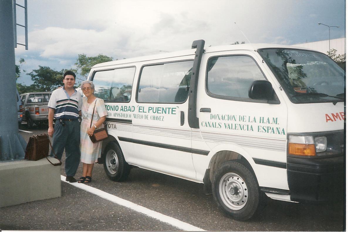 Antonio Mollà i Maria amb l’ambulància donada per Canals (1996)